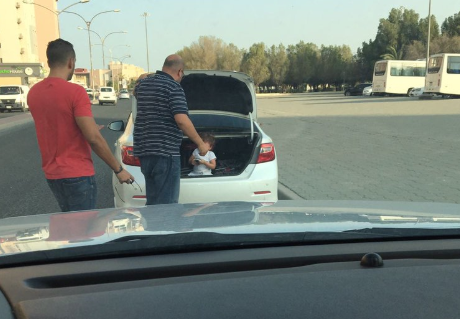 صورة | القبض على شخص وضع طفله داخل دبة السيارة