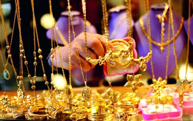 الدولار يرتفع والذهب يتنفس الصعداء