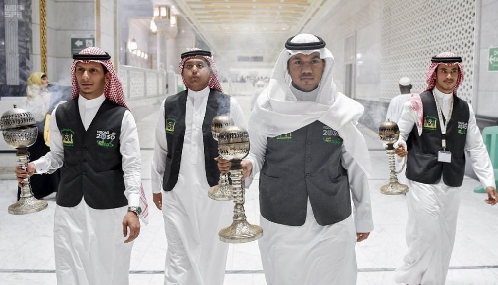 بالصور | المسجد الحرام يستقبل حجاج بيت الله بالبخور والطيب