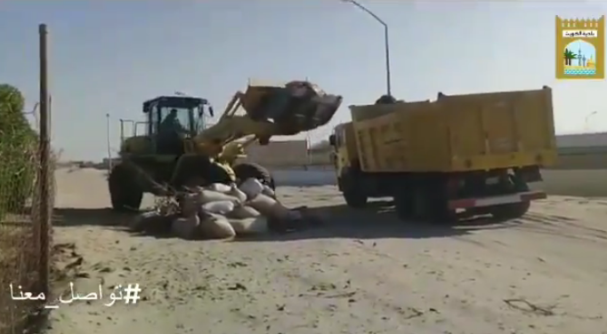 بالڤيديو | إزالة المخلفات والأنقاض في منطقة الهجن