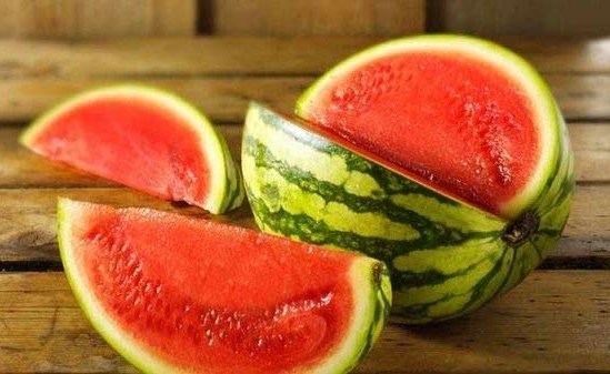 اليكم 5 علامات لاختيار البطيخ الأحمر حلو المذاق…