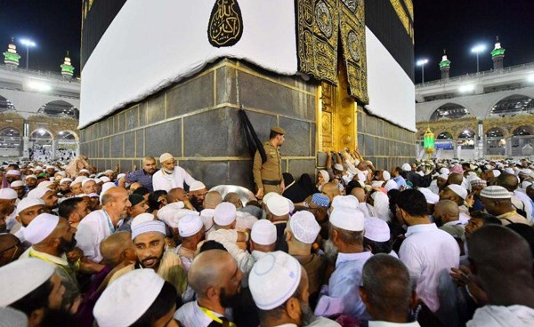 “حارس الحجر الأسود”.. ما هي وظيفته؟ ولماذا يستبدل كل ساعة؟