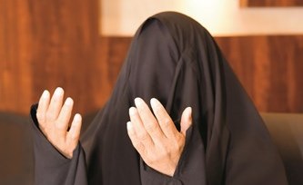 «متسولة» تطلب إنصافها بروح القانون بعد صدور «بلوك» بحقها