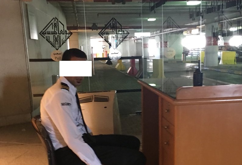 وظيفة وراتب عالٍ لـ”حارس التأمينات” لقراءته القرآن بصوت مرتفع