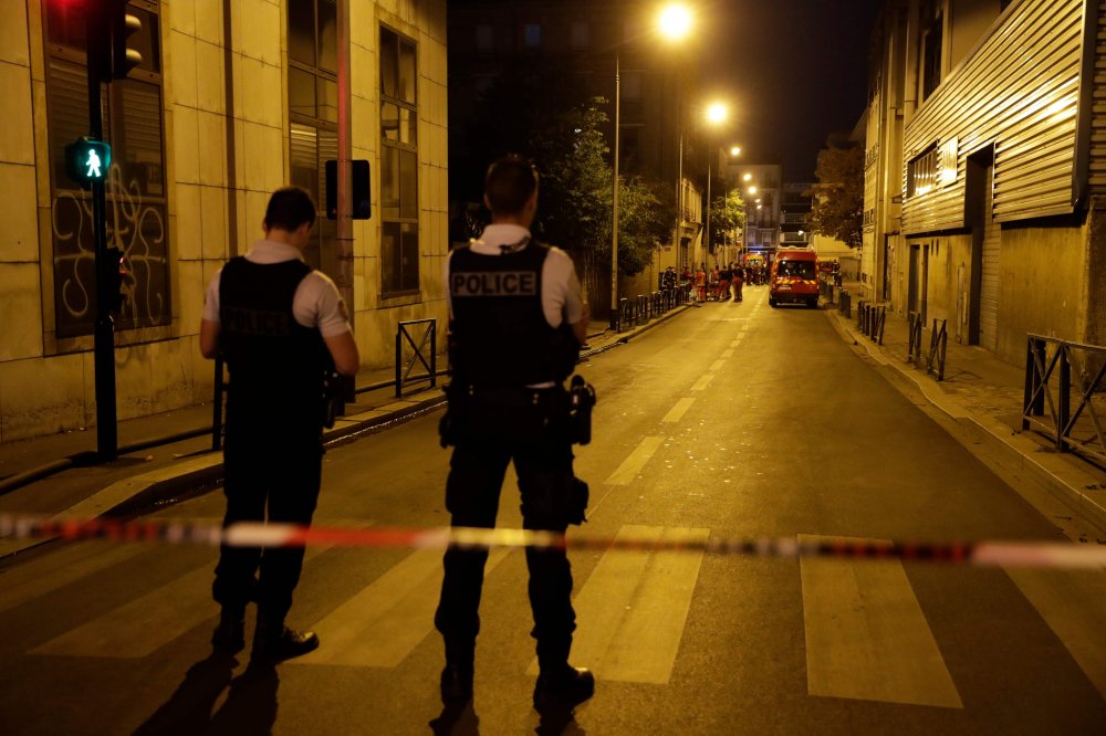 حريق قرب باريس يسفر عن إصابة 17 شخصا وإطفائيا بجروح