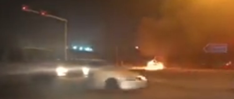 فيديو| اندلاع النيران في مركبة بمنطقة الصليبية