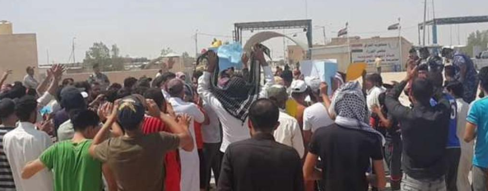 عراقيون يعتصمون أمام منفذ سفوان الحدودي بين العراق والكويت