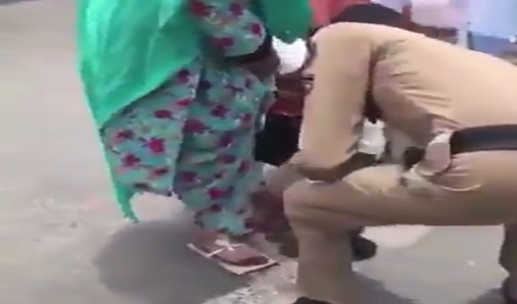 بالڤيديو | رجل أمن سعودي يعطي حذاءه لحاجة عجوز تنتعل قطعًا من الكرتون!