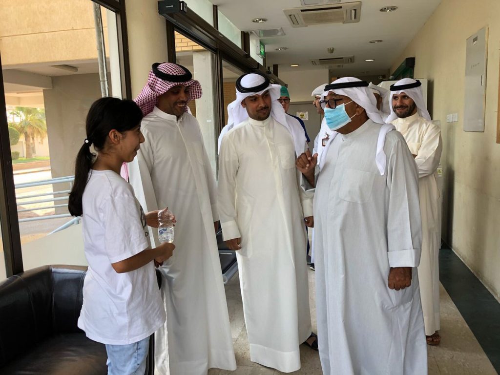 الشيخ ناصر الصباح يزور الطلبة الضباط المصابين من كلية علي الصباح