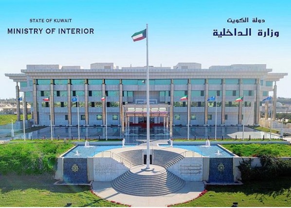 القبض على 8 آسييويين يبعون مواقف احد المجمعات التجارية