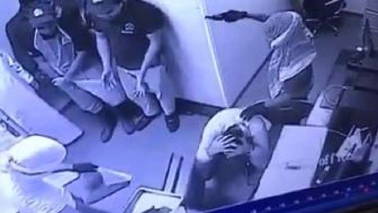 بالڤيديو | سطو مسلح على مطعم شهير في السعودية