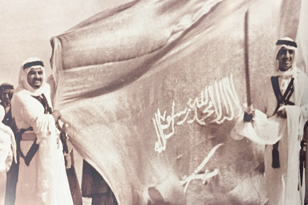 صورة نادرة لخادم الحرمين سلمان بن عبدالعزيز والملك فهد يوم تولي الملك سعود الحكم