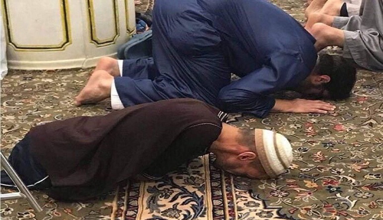 صورة اليوم: فقدان أطرافه الأربعة لم يمنعه من الصلاة في المسجد النبوي