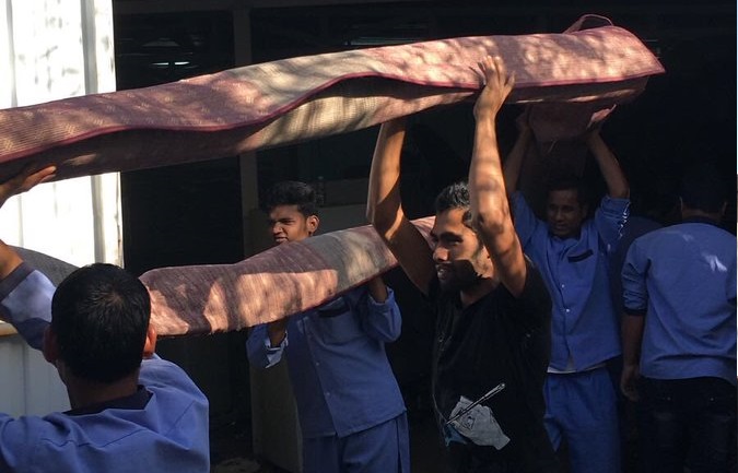 إدارة مساجد مبارك الكبير : جاري نقل فرش مصليات العيد