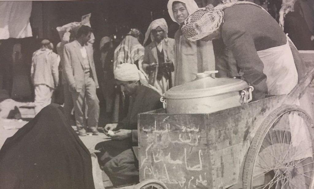 صورة نادرة | “عربانة الكباب” في سوق المباركية قديمًا