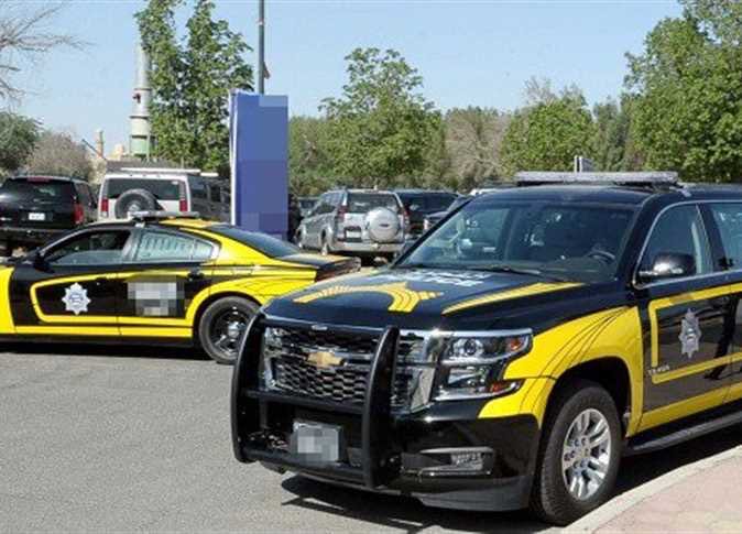 مستهتر يصطدم برجال الأمن ويتلف دوريتين في الأحمدي