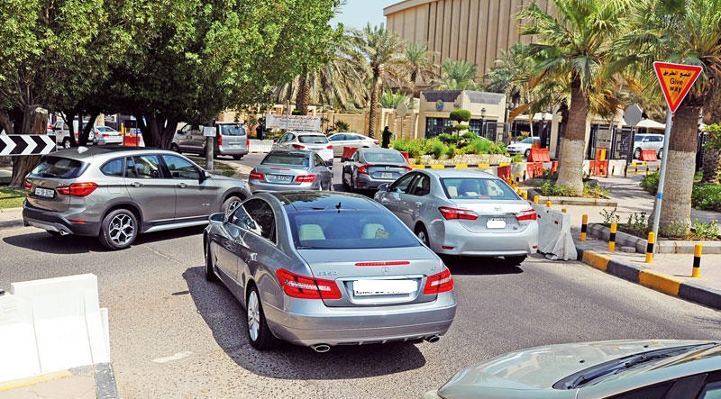 الزحام يعود لمواقف جامعة الكويت… وتحرير مخالفات مرورية للطلبة