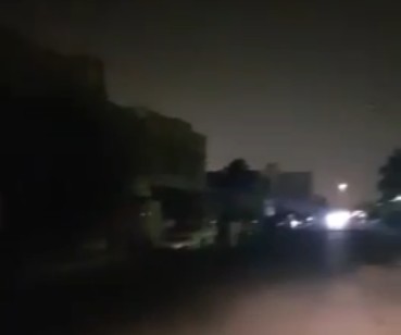 فيديو| الظلام يخيم على منطقة القصر بعد انقطاع الكهرباء عن اجزاء منها