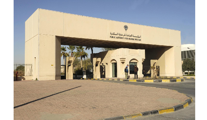 إنهاء خدمات 30 وافداً بـ “السكنية”