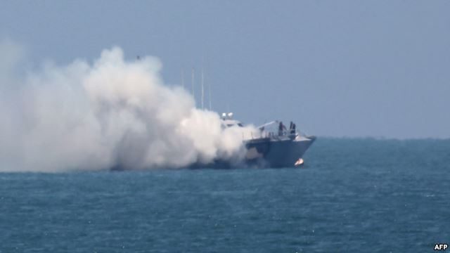 اندلاع النيران في يخت قرب جزيرة ام المرادم