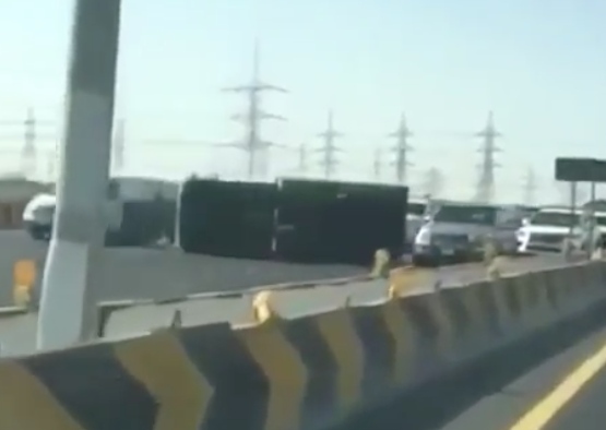 فيديو | انقلاب شاحنة على طريق الملك فهد