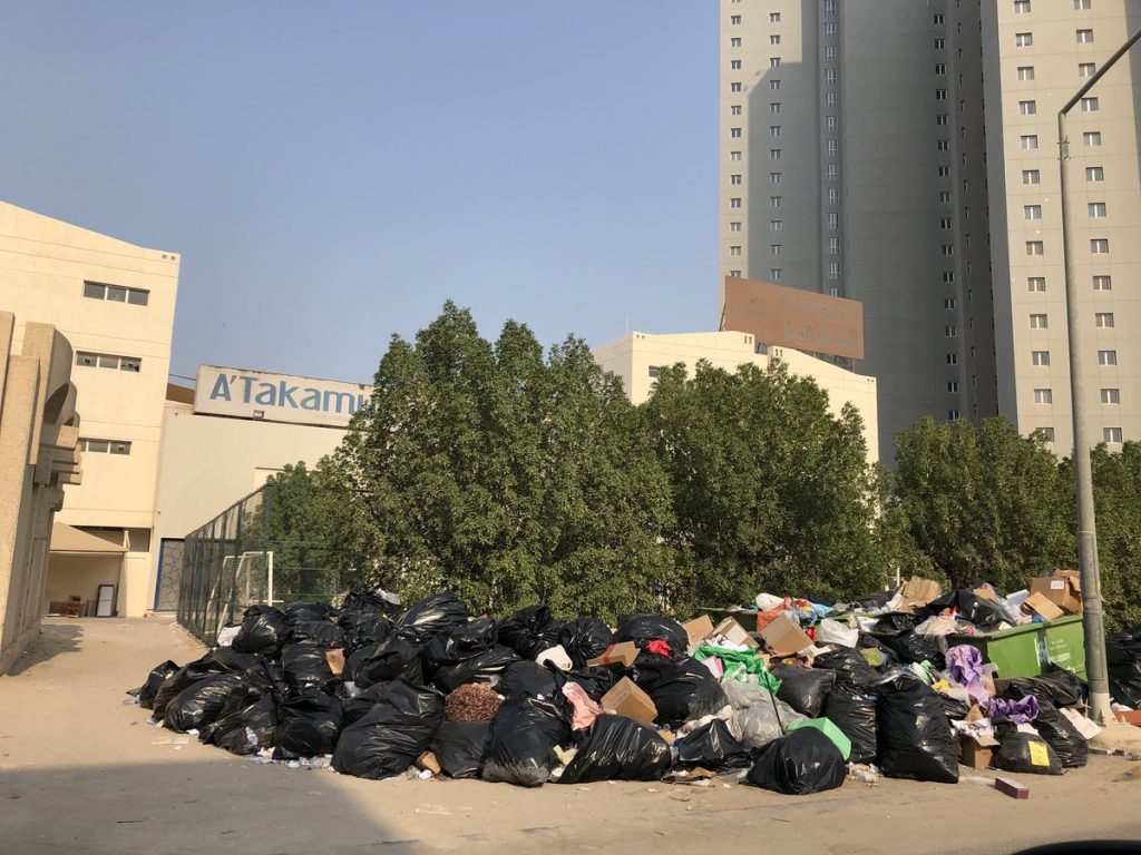 صور| “محراب العلم” .. يضع اكياس القمامة أمام مدخل المدرسة !