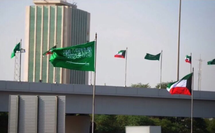أعلام السعودية ترفرف على طرق الكويت ترحيبًا بولي العهد السعودي
