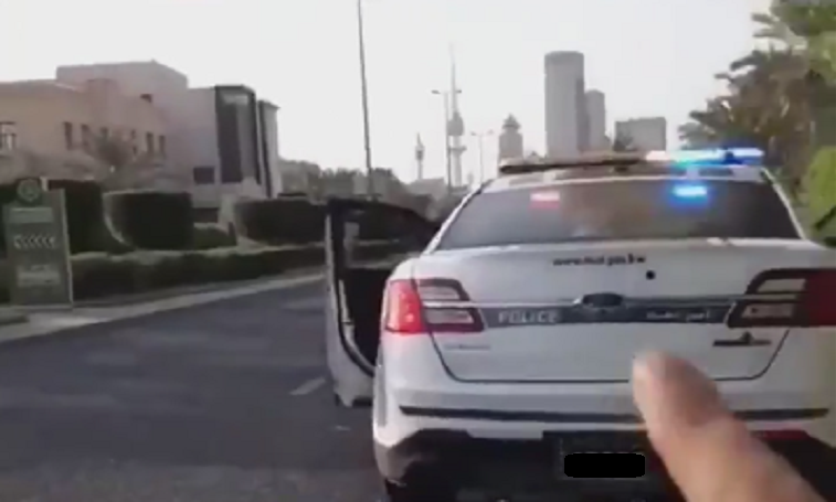بالڤيديو | فتاة تهين رجل أمن وتتلفظ عليه بألفاظ نابية أثناء تأدية عمله!