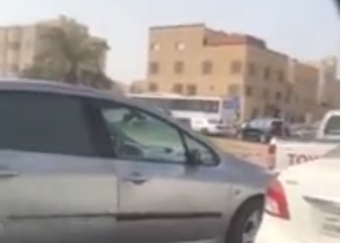 فيديو| ازدحام دوار مسجد غزيل بالمنقف يثير غضب المواطنين
