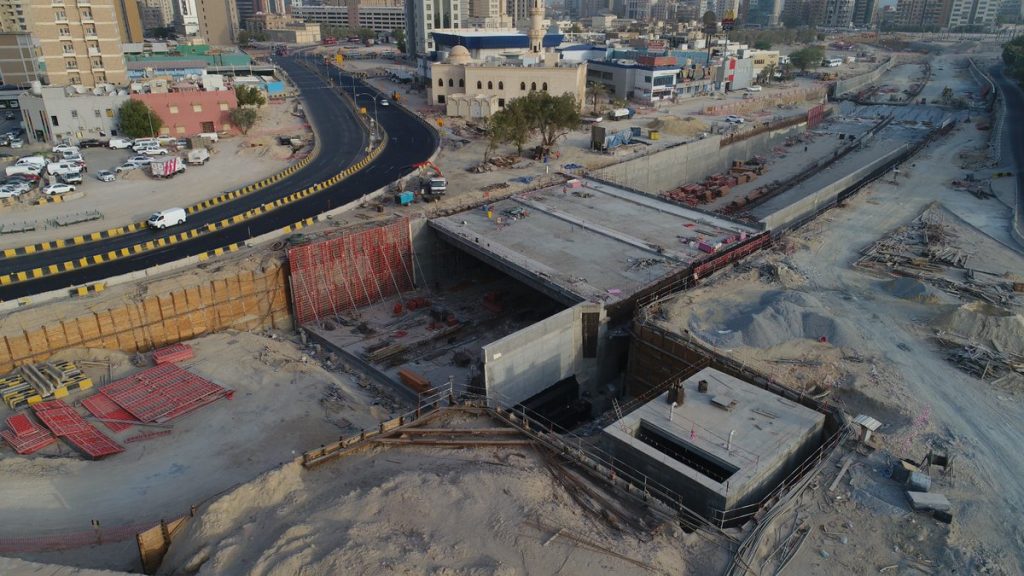 انجاز 69 % من مشروع تطوير طريق صباح الاول “الدائري الأول”