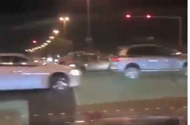 فيديو| “كارثة” .. إشارة مرورية في الجهراء معطلة والمركبات تنجو بأعجوبة !