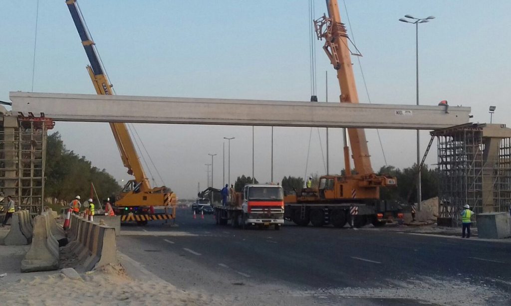 “هيئة الطرق” تبدأ في تركيب جسر المشاه الذي يخدم منطقة العدان بشارع الغوص