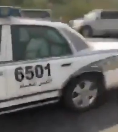 فيديو| شرطي يوقف الطريق لحماية التلاميذ خلال عبورهم