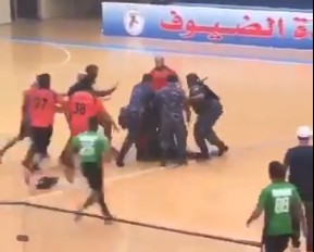 إيقاف سالم عبدالسلام 4 مباريات بسب الأحداث مباراة #العربي و #كاظمة