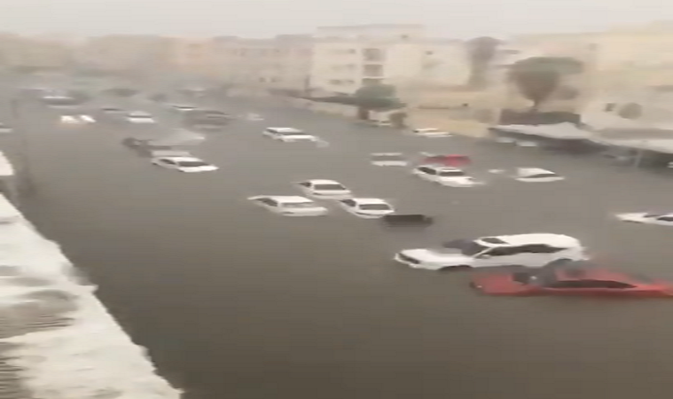 بالڤيديو | الأمطار تغرق الطرق في #قطر #امطار_قطر
