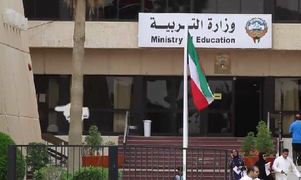 ولي أمر يعتدي على طالب ابتدائي على مرأى ومسمع من المعلمين!