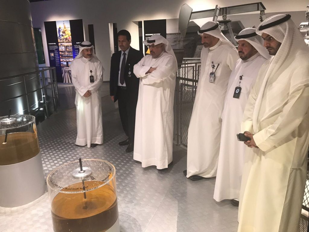 مدير الطرق يزور معرض الشيخ أحمد الجابر