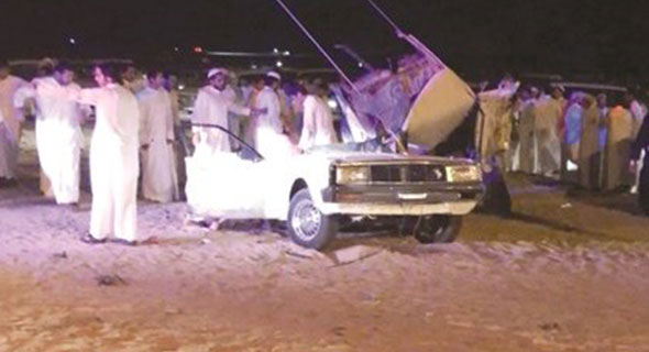 تصادم عنيف يشطر مركبة رياضية إلى نصفين ونجاة قائدها بأعجوبة في “الوفرة”