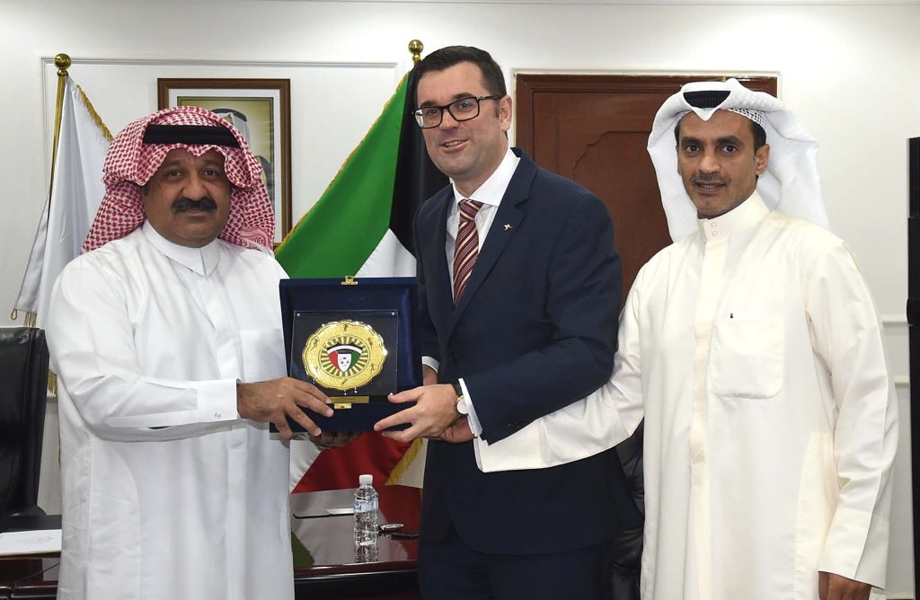 السفير الاسترالي يزور الاتحاد الكويتي لكرة القدم