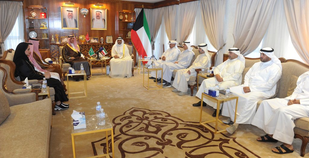 وزير الاعلام يبحث مع نظيره السعودي سبل التعاون المشترك