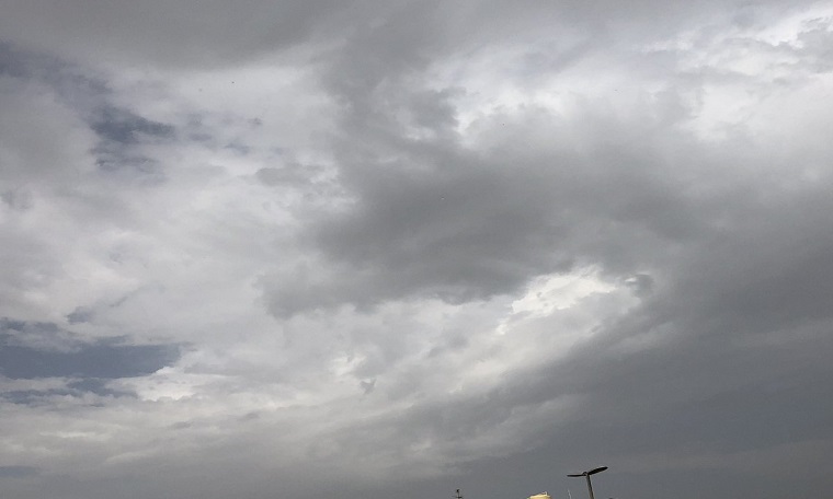 #الأحوال_الجوية | أمطار على مناطق متفرقة والغيوم تغطي سماء الكويت