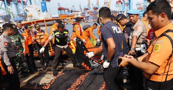 انتشال المزيد من أشلاء ضحايا الطائرة الإندونيسية المنكوبة
