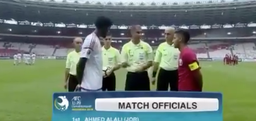 فيديو | قائد المنتخب الإماراتي يرفض المصافحة أو التصوير مع نظيره القطري قبل مباراة المنتخبين