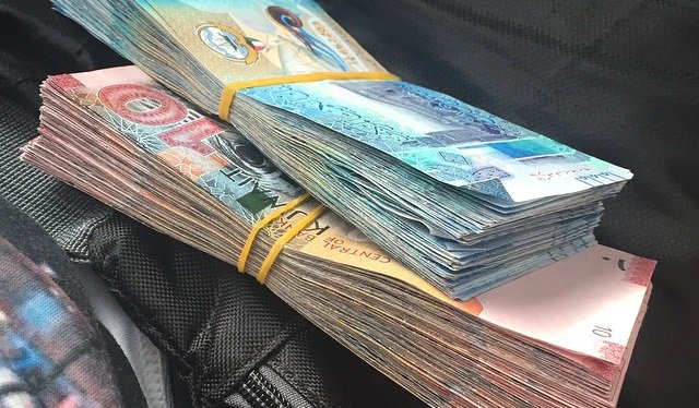 300 دينار مكافأة شهرية للمواطنة المتزوجة