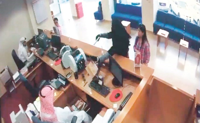 الأردني المتهم بالسطو على فرع بنك في النقرة: أنا بريء ولم أتشبه بالنساء