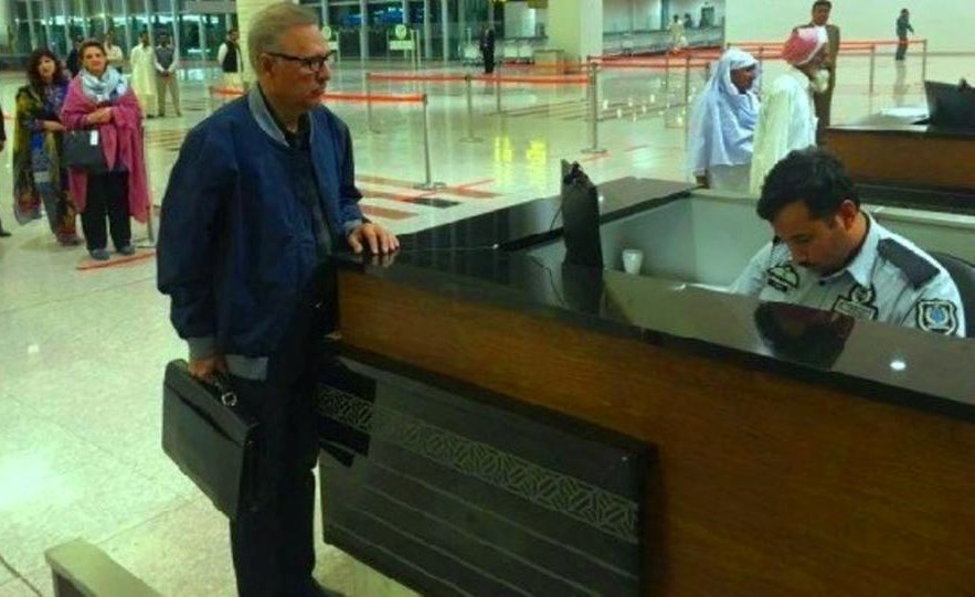 انظر إلى الرئيس الباكستاني يقف بالصف ليسافر من المطار