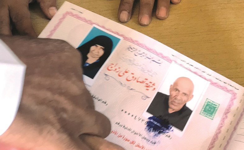بعد 55 سنة زواج وإنجاب 15 ابناً و60 حفيداً .. بدويان بسيناء يوثقان زواجهما على مشارف الـ 90!