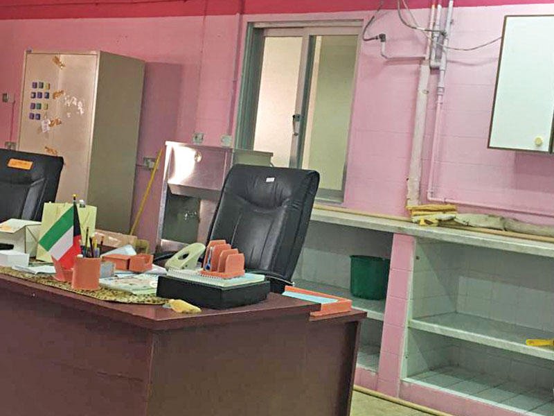 بالصور | مكاتب الموجهات في “مبارك التعليمية”.. تحولت لـ “مطبخ”