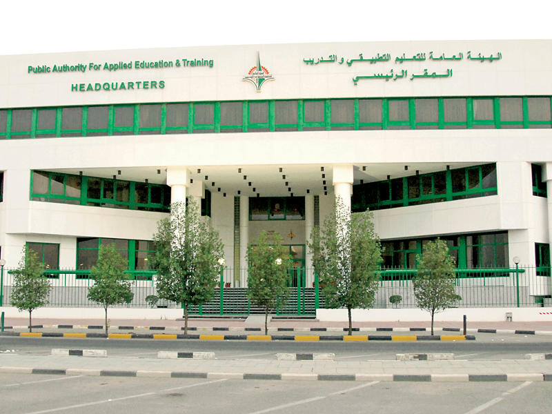 أحفاد العسكريين “غير الكويتيين” يطالبون باستكمال قبولهم في “التطبيقي”