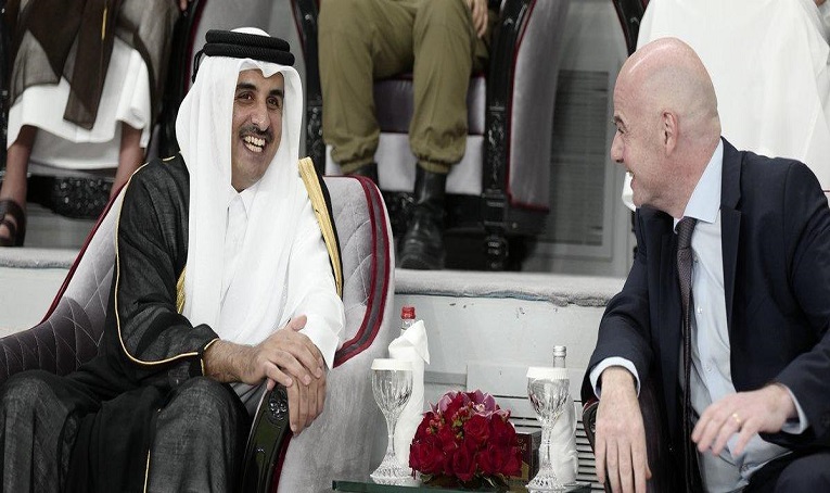 أمیر قطر يستعرض الاستعدادات لمونديال 2022 مع رئيس الفيفا